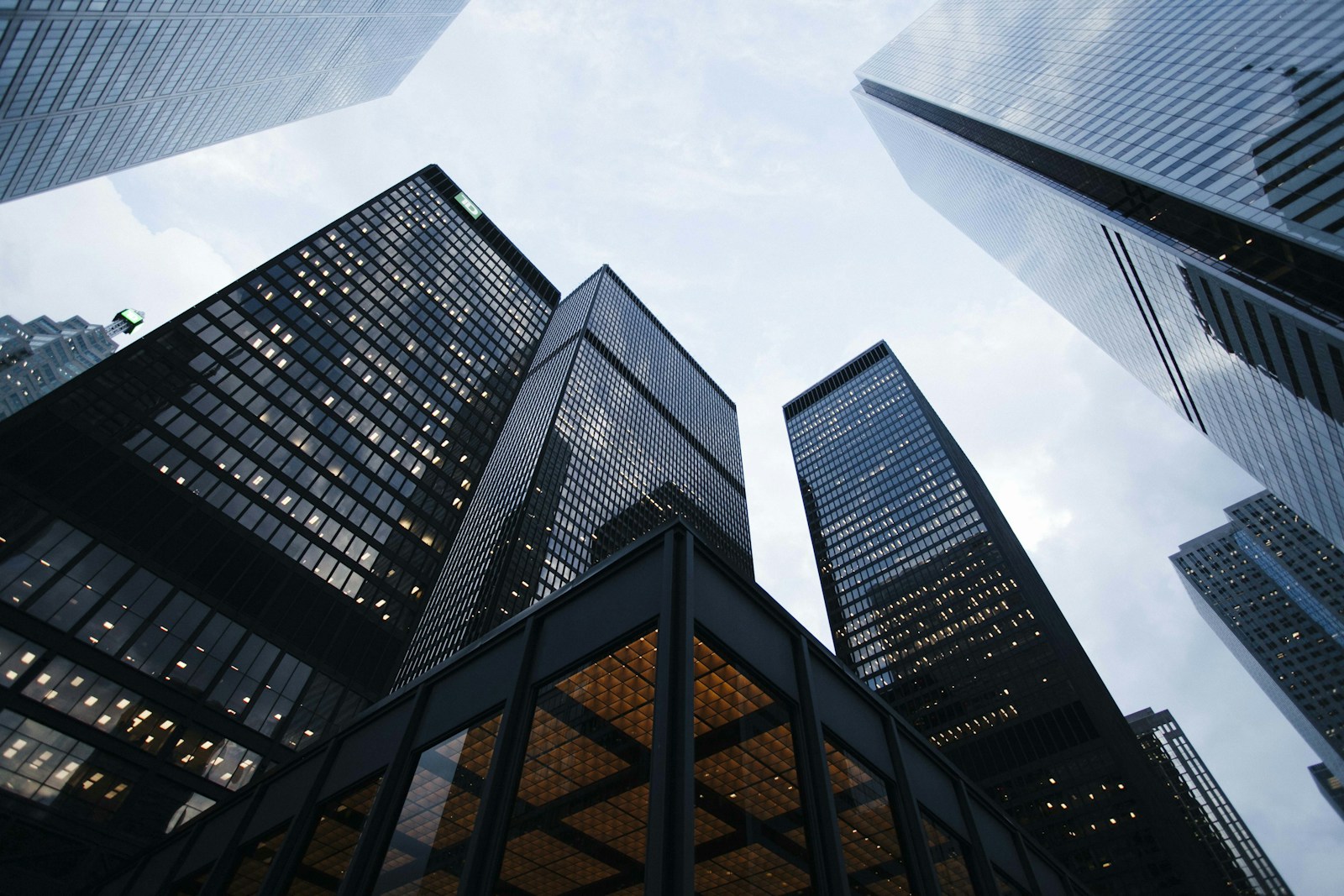 Edifícios comerciais vistos de baixo, imagem ilustrativa